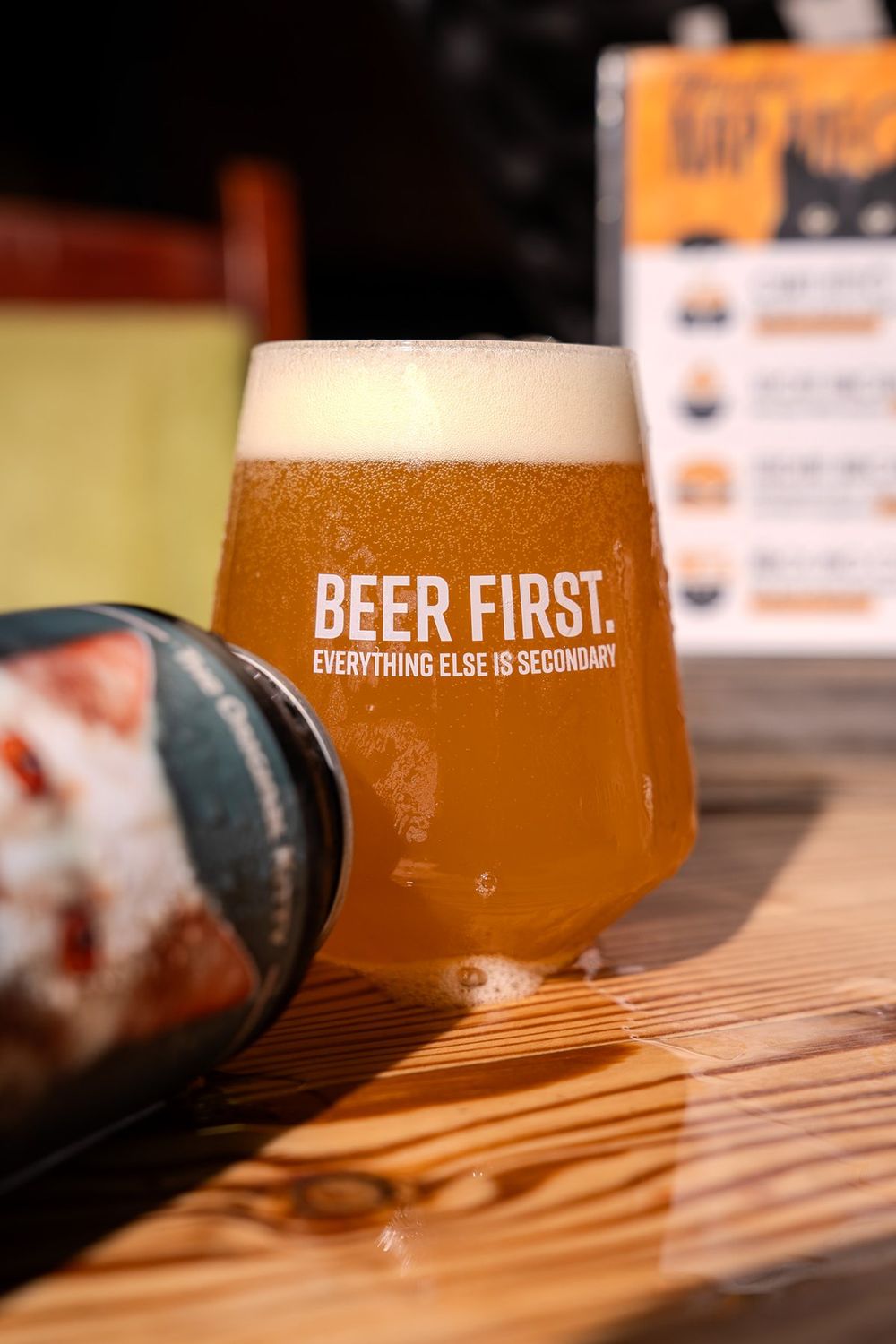 Hazy sör a „Beer first” feliratú pohárban a Cirmi asztalán