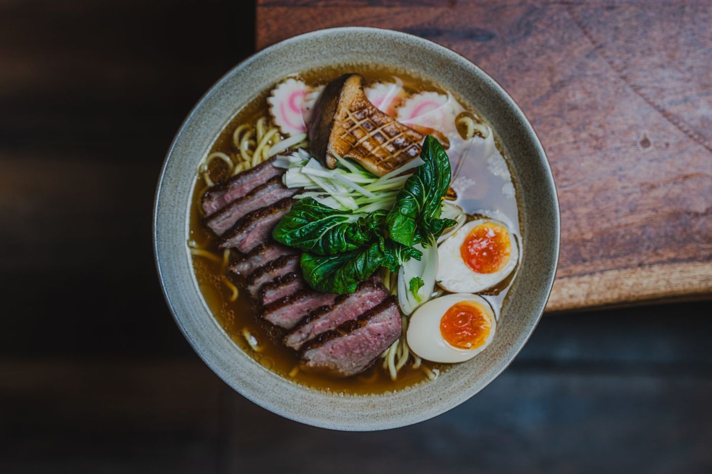Márton-napi ramen rózsaszínre sült kacsamellel, ördögszekérgombával, pak choival és marinált tojással